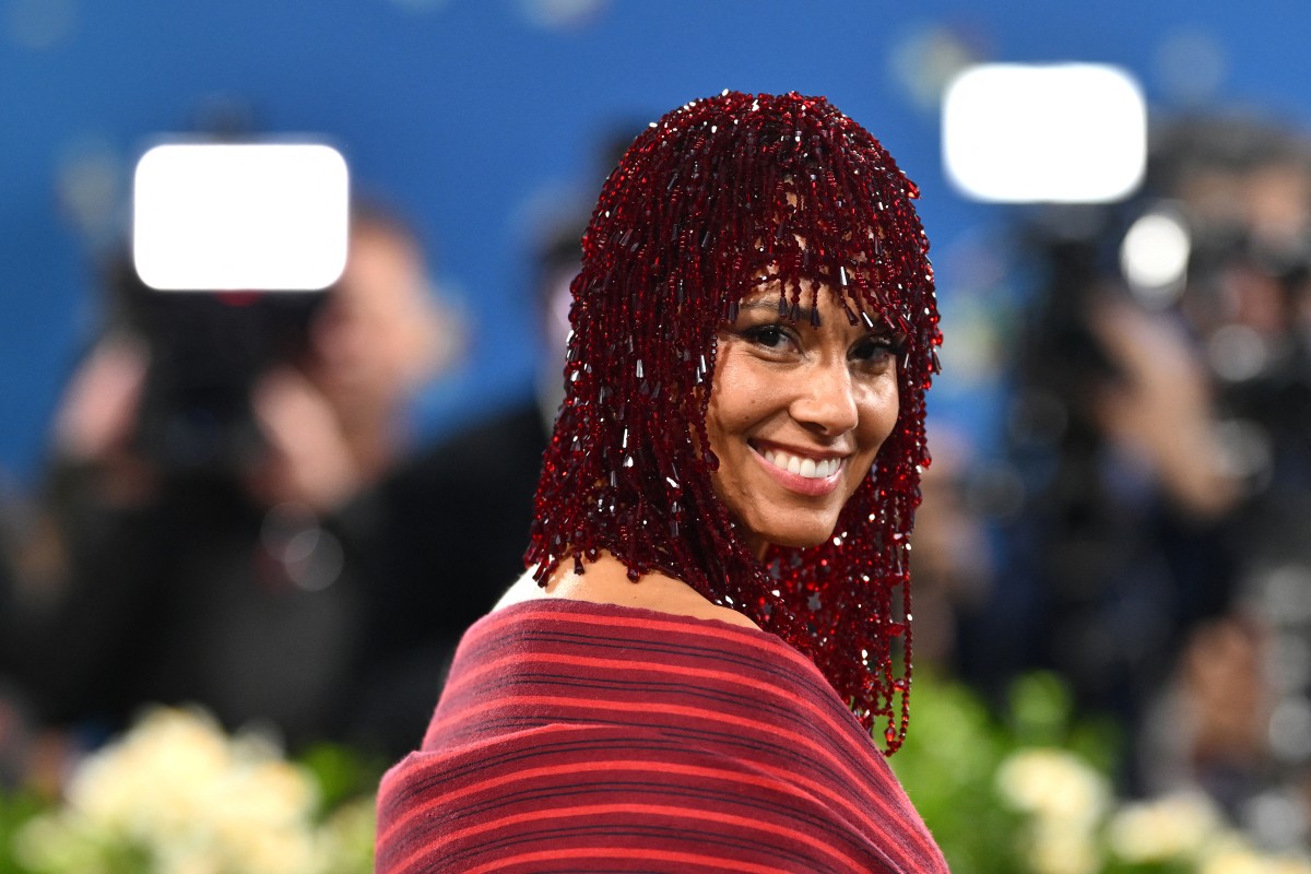 إطلالة Alicia Keys بأكسسوار شعر حبات الكريستال