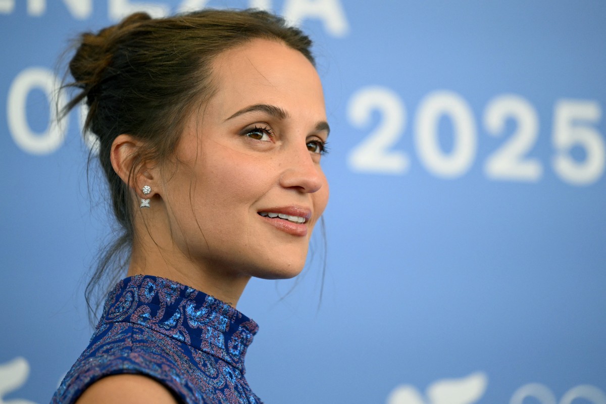 اطلالة Alicia Vikander بخطوط اللون الأسود