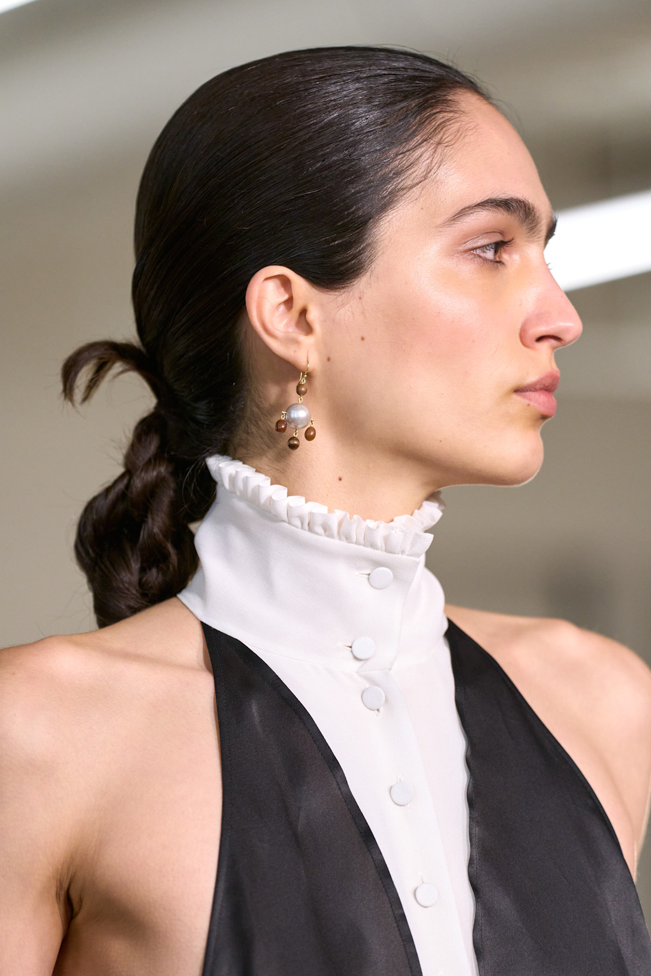 تسريحة شعر ذيل الحصان مع العقد السوداء