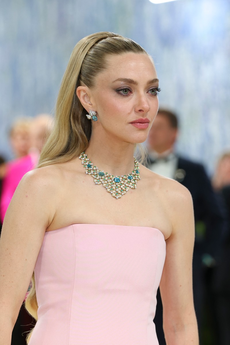 إطلالة Amanda Seyfried بالمكياج الزهري البراق