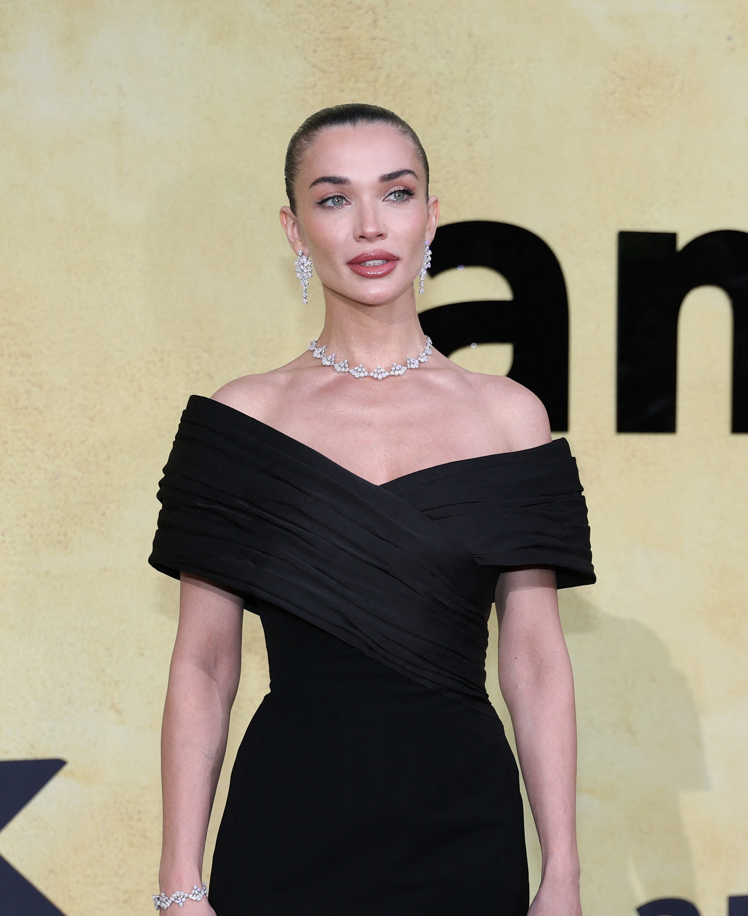 اطلالة Amy Jackson برسمات المكياج البراق