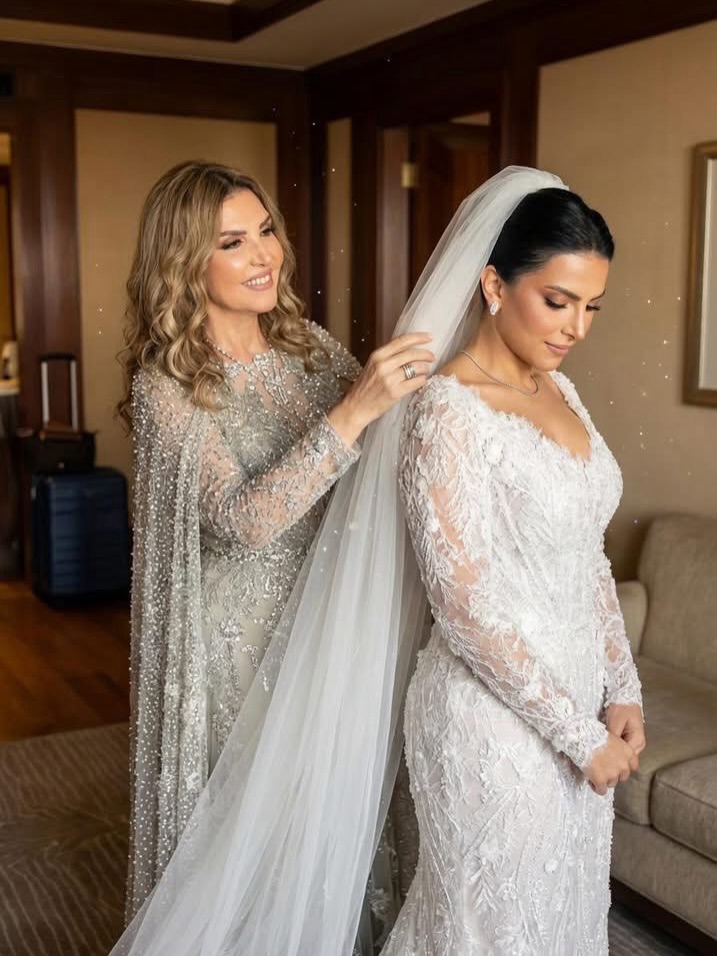نادية مصطفى تهتم بطرحة ابنتها العروس