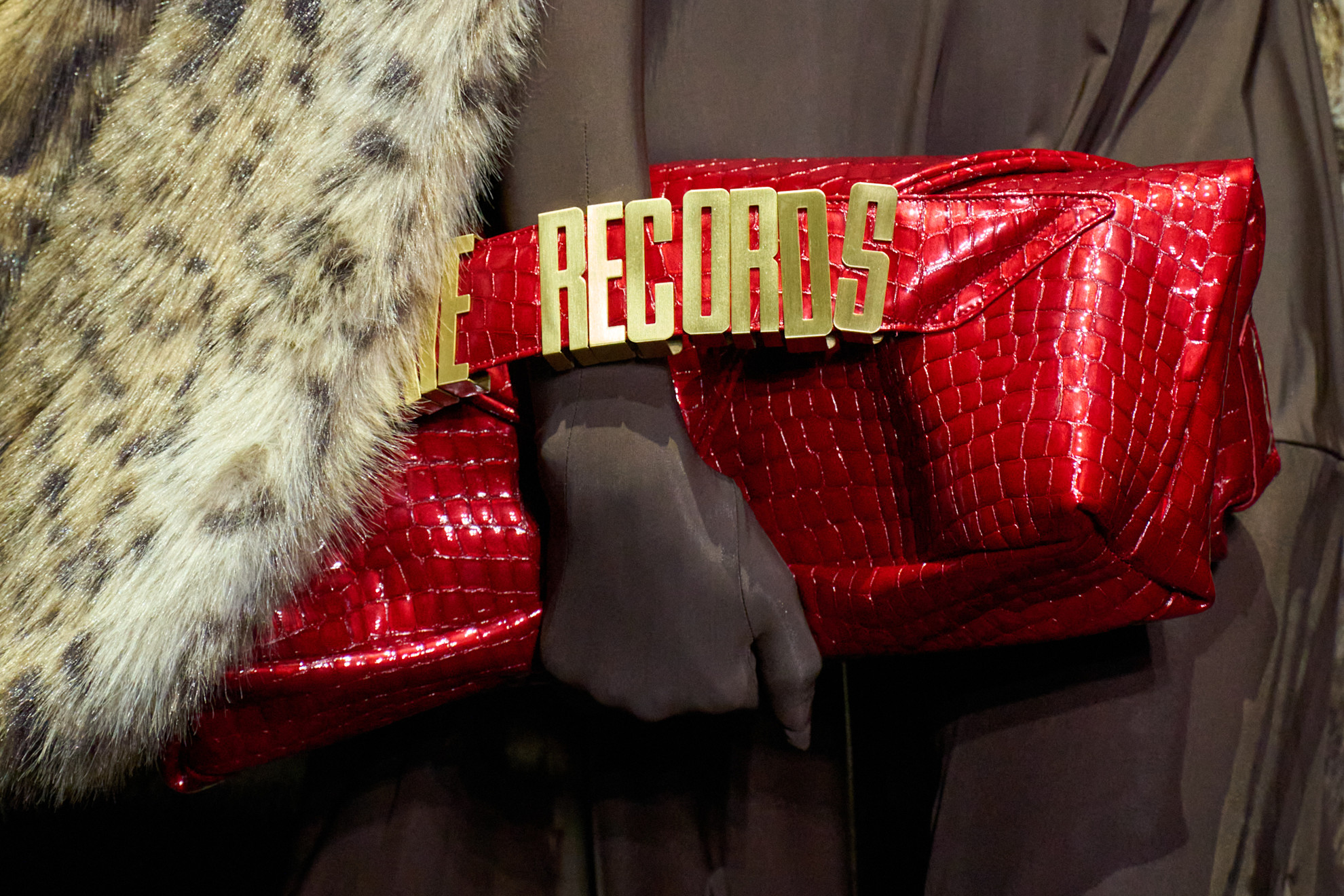 اعتمدي هذه الحقيبة من Aniye Records بجلد التمساح لتمنحي إطلالتك بعداً أرستقراطيًا