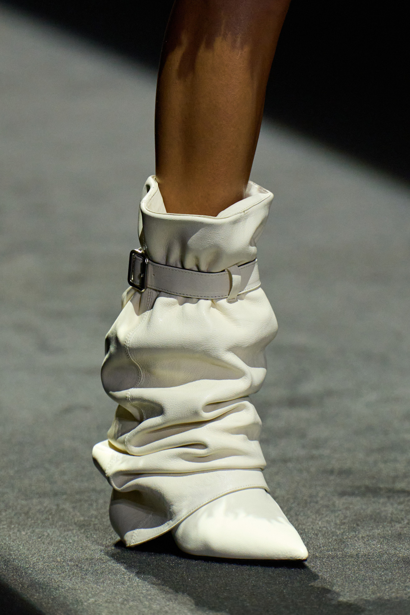 Aniye Recordsبوت أبيض من الجلد المجعد من