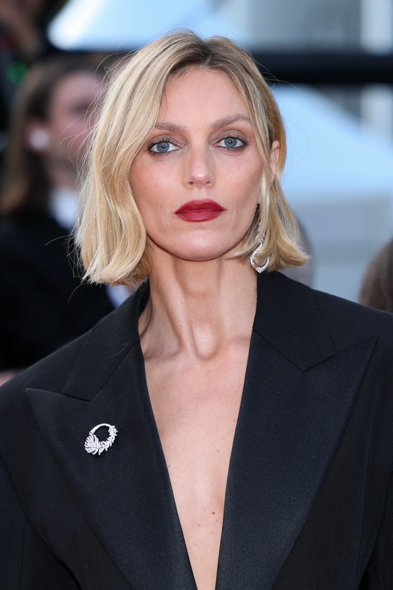 احمر الشفاه القوي بأسلوب Anja Rubik