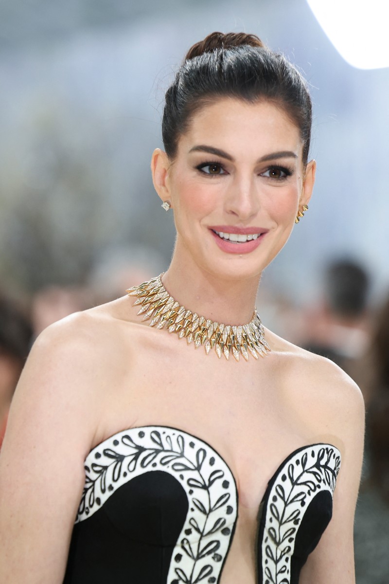 إطلالة Anne Hathaway برسمات الظلال السوداء