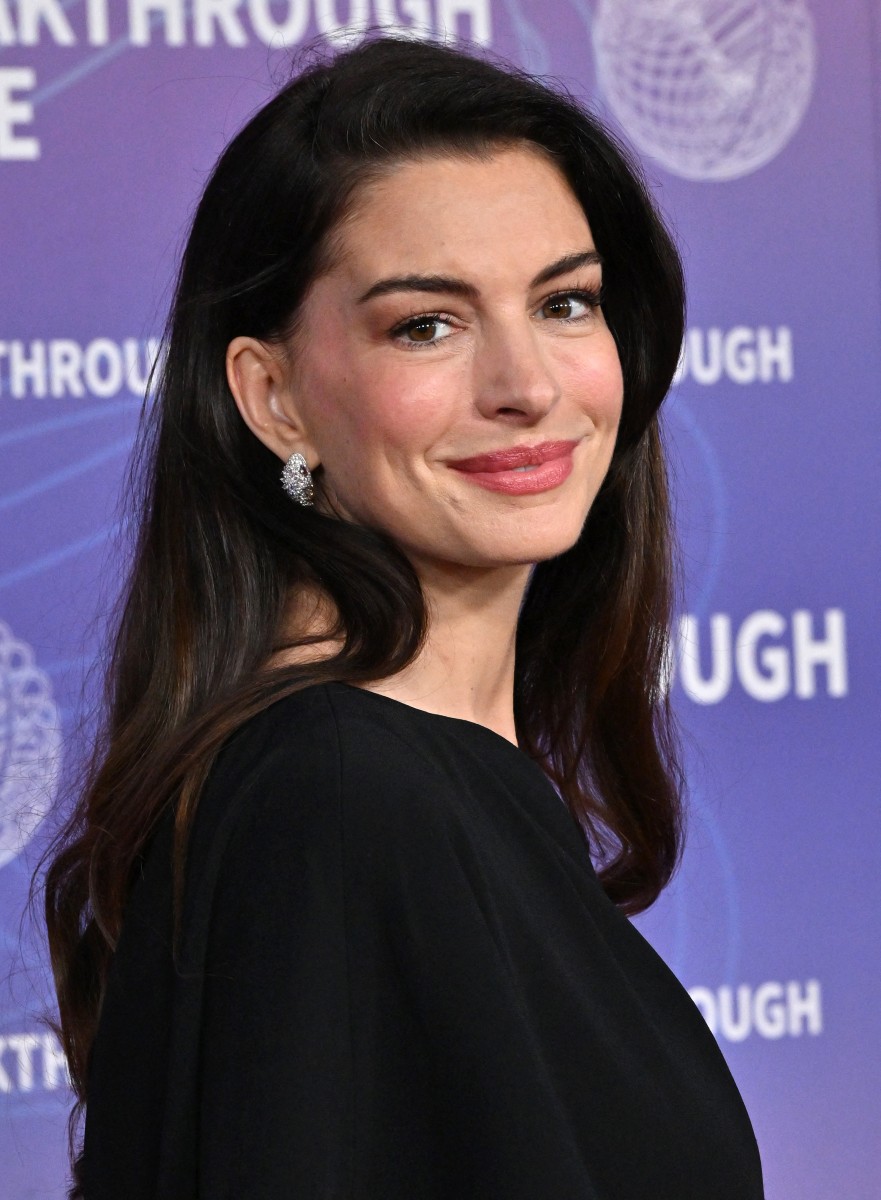 اطلالة Anne Hathaway بالبلاشر الوردي