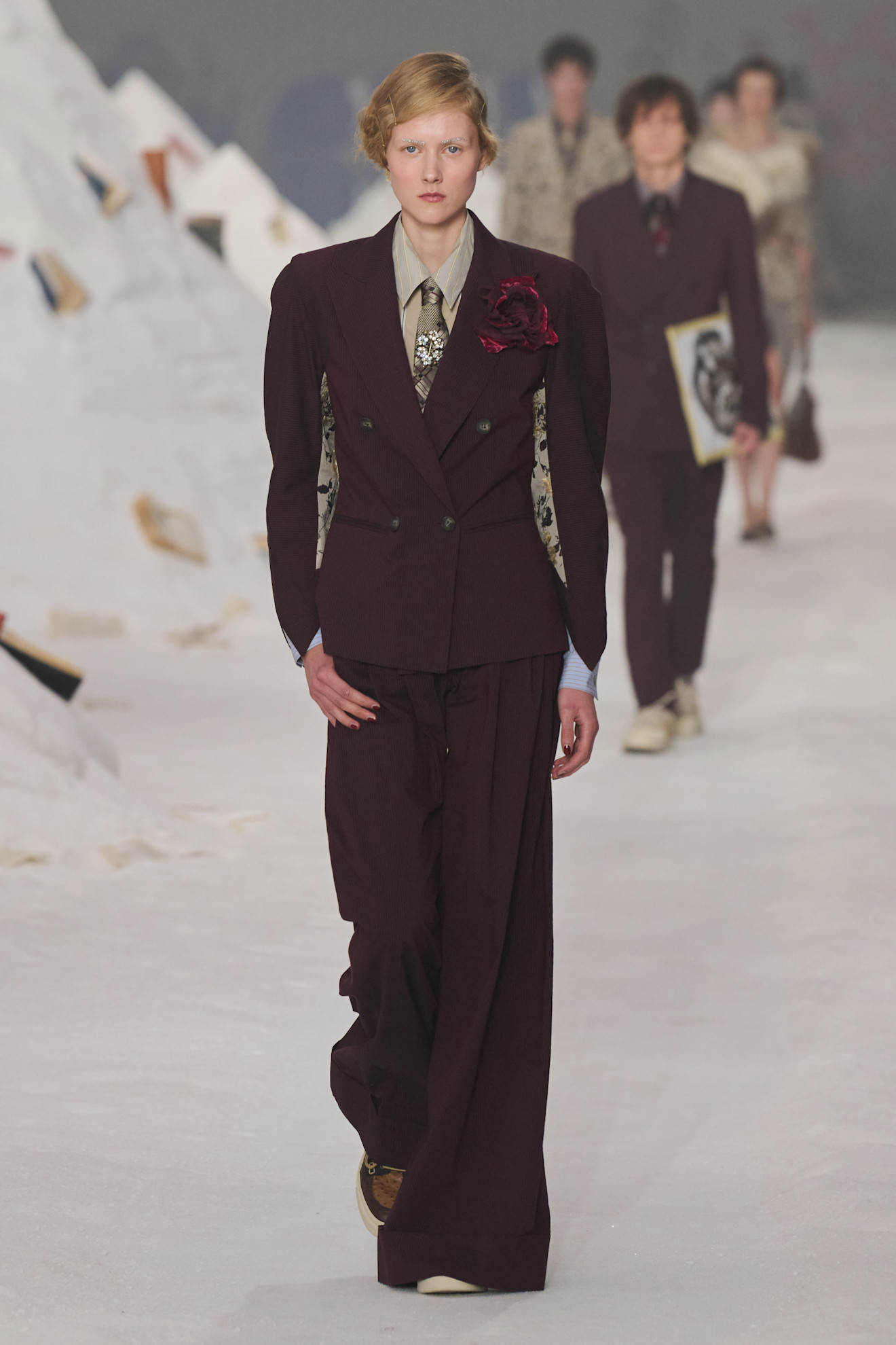 موضة البنطلون البني بقصته الفضفاضة