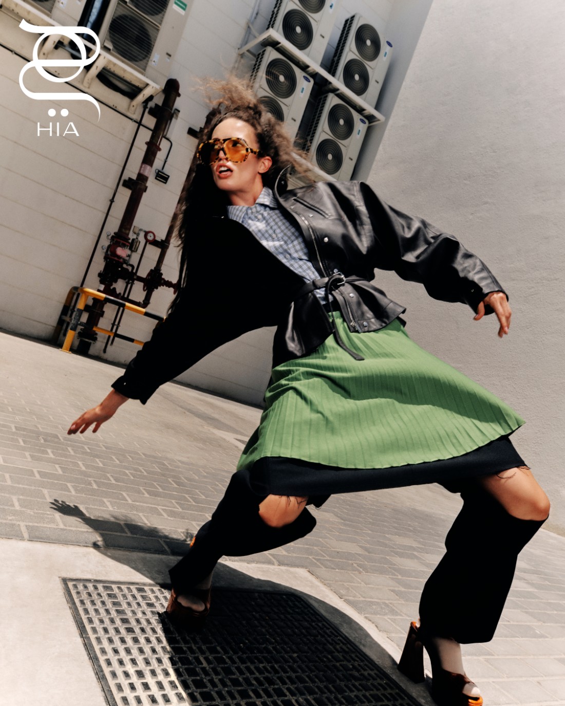 جاكيت من "جاكموس" Jacquemus تنورة من "لاكوست" Lacoste بنطلون من "قاسمي" Qasimi حذاء من "فندي" Fendi نظارات شمسية من "لويس فويتون" Louis Vuitton