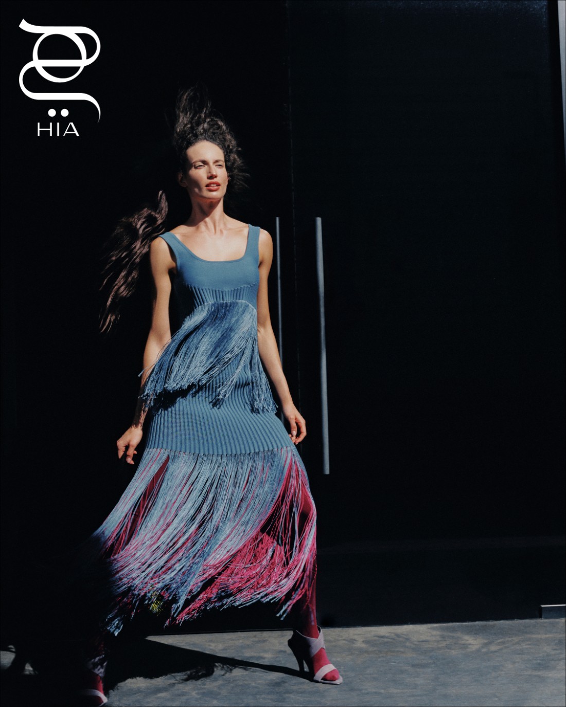 توب وتنورة وجوارب وحذاء جميعها من "علية" Alaïa