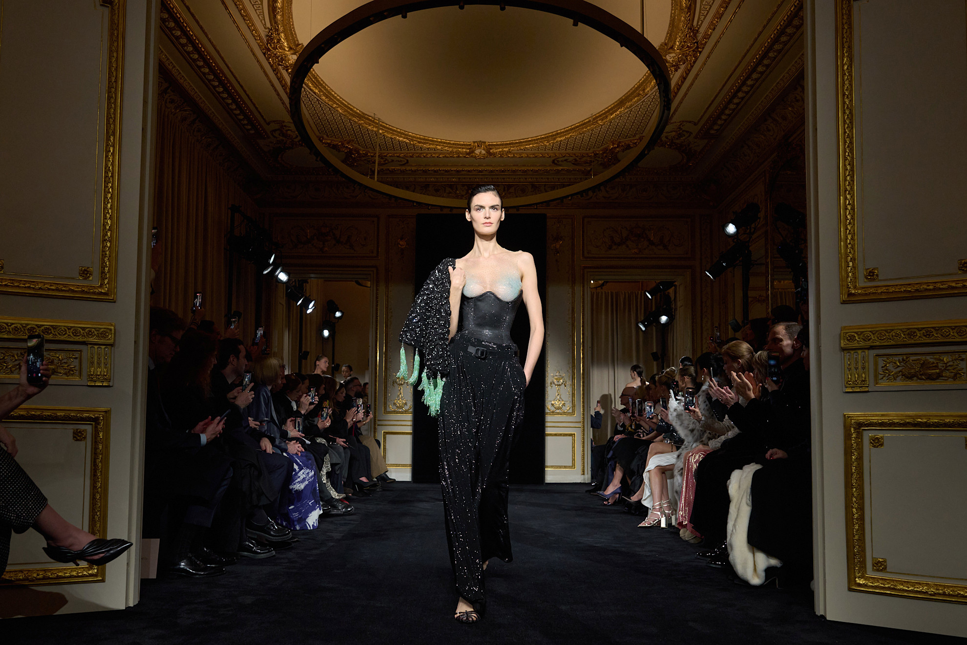 من عرض Giorgio Armani Privé ‏للأزياء الراقية لموسم صيف 2026