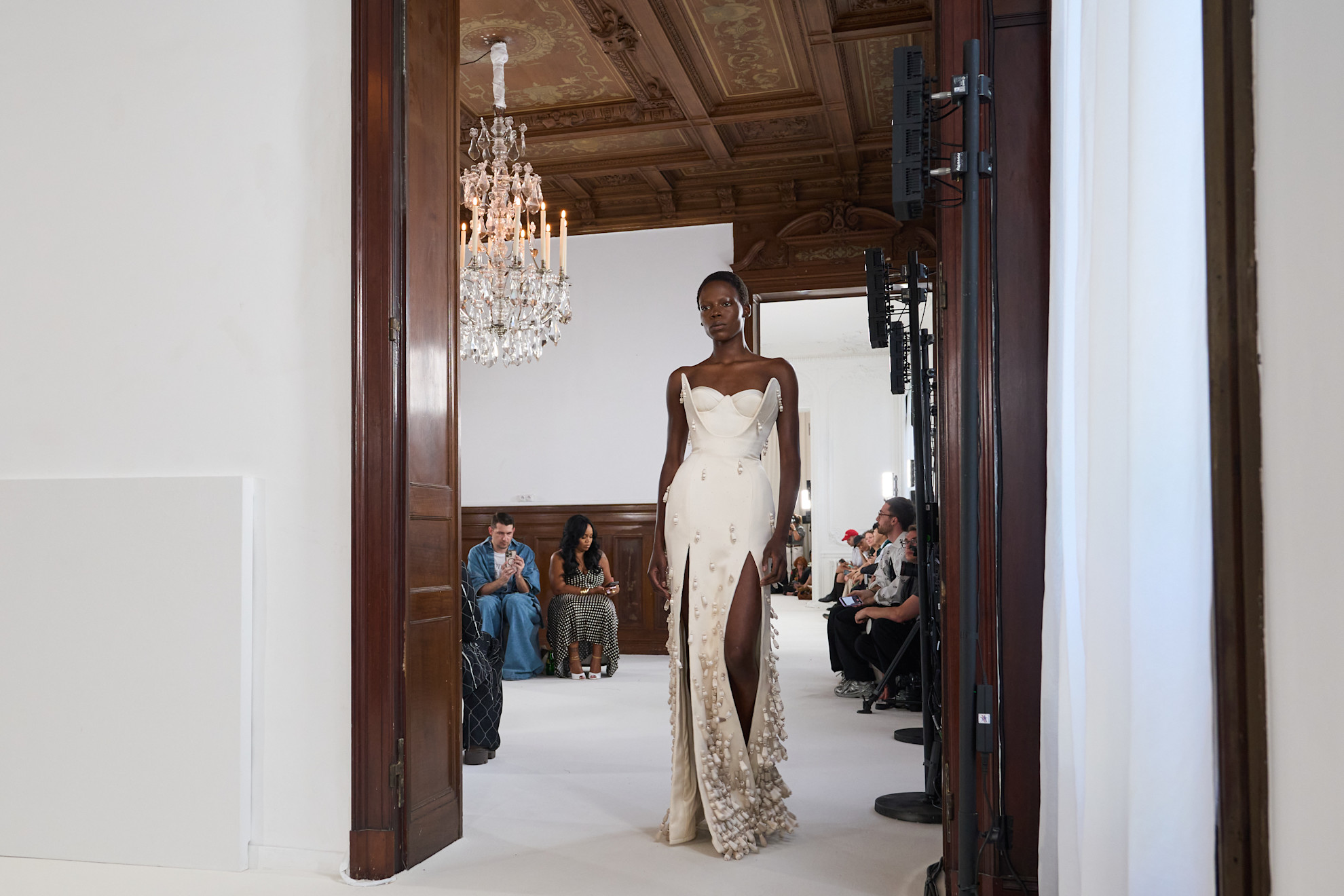 من عرض أزياء آشي ستوديو للهوت كوتور لخريف 2025