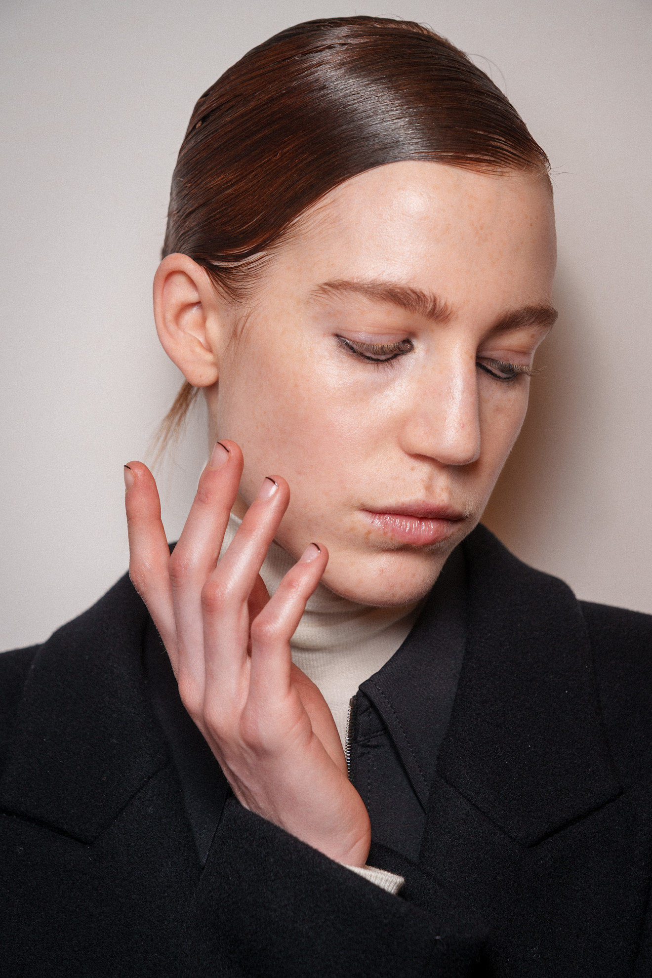 ألوان مناكير سوداء بأسلوب الفرانش