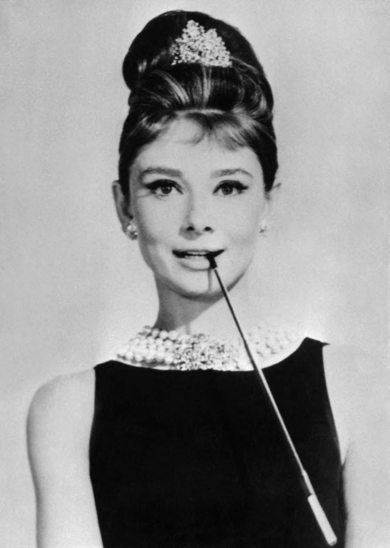 Audrey Hepburn بفستان أسود من Givenchy من فلم Breakfast at Tiffany’s