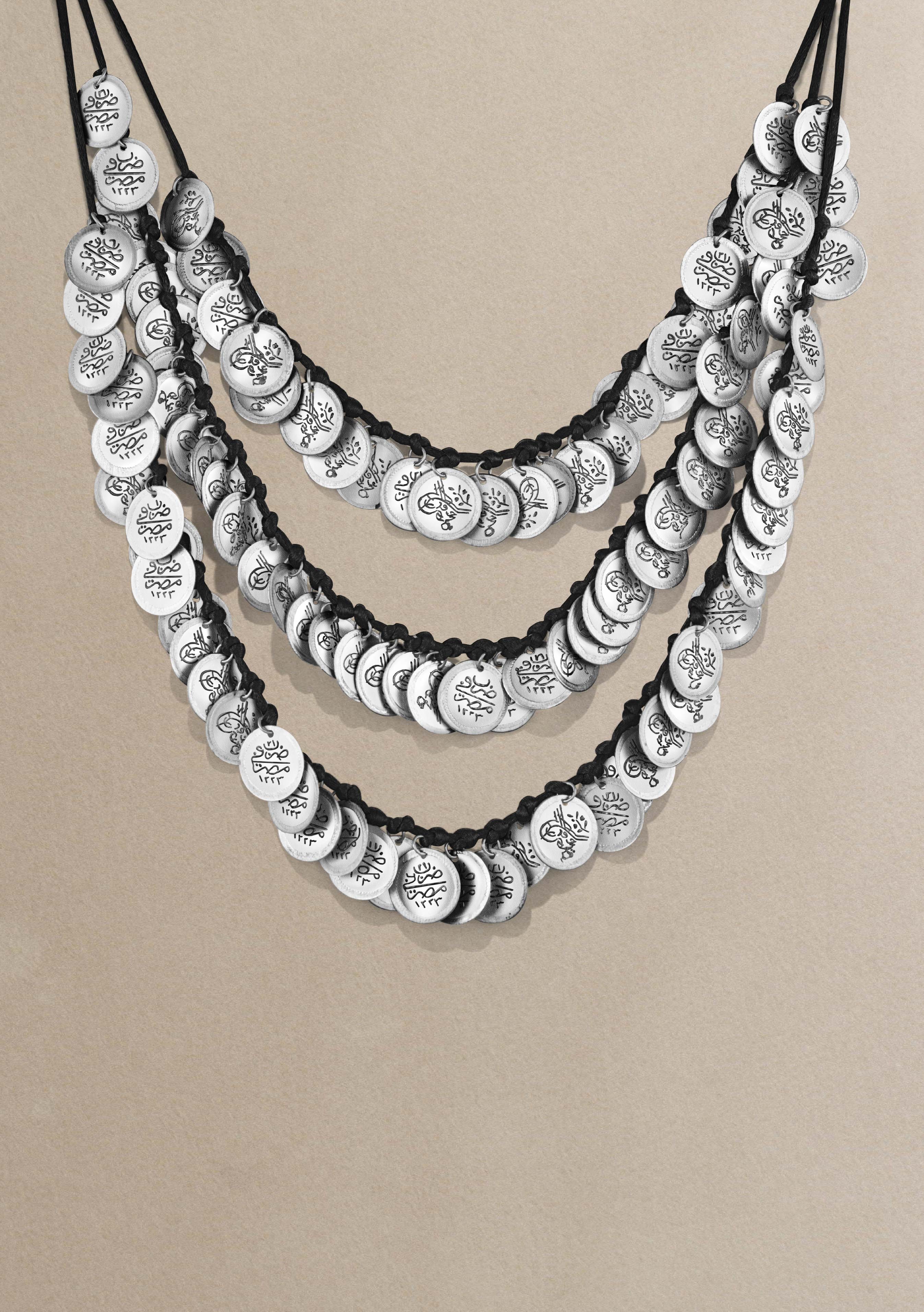 قلادة من توقيع دار عزة فهمي من فيلم "الست"