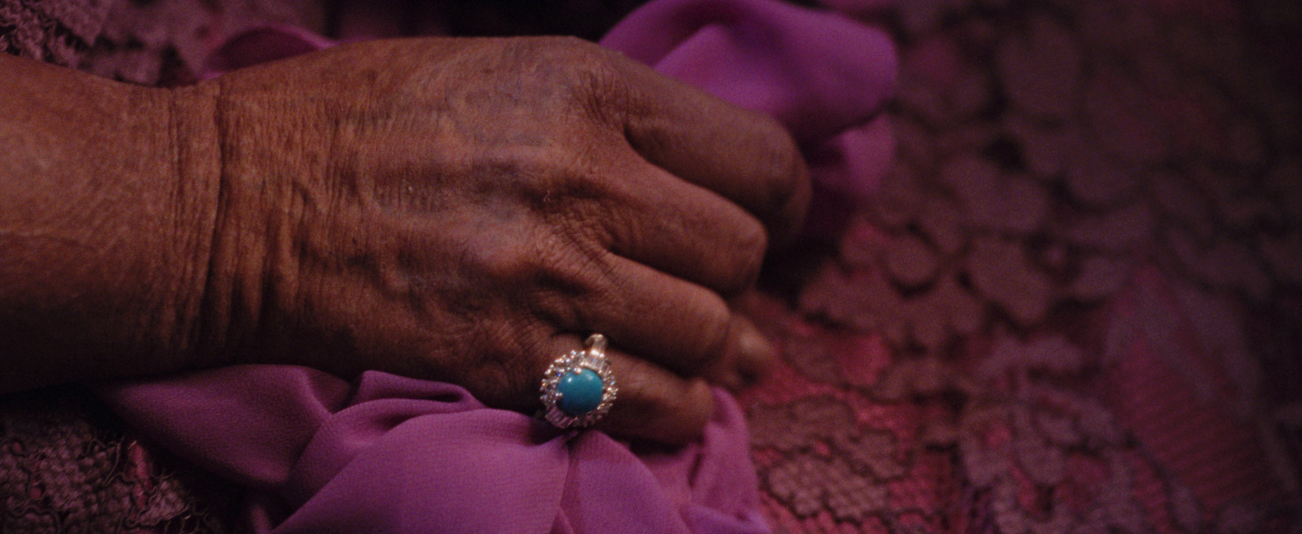 خاتم من توقيع دار عزة فهمي في مشهد من فيلم "الست"