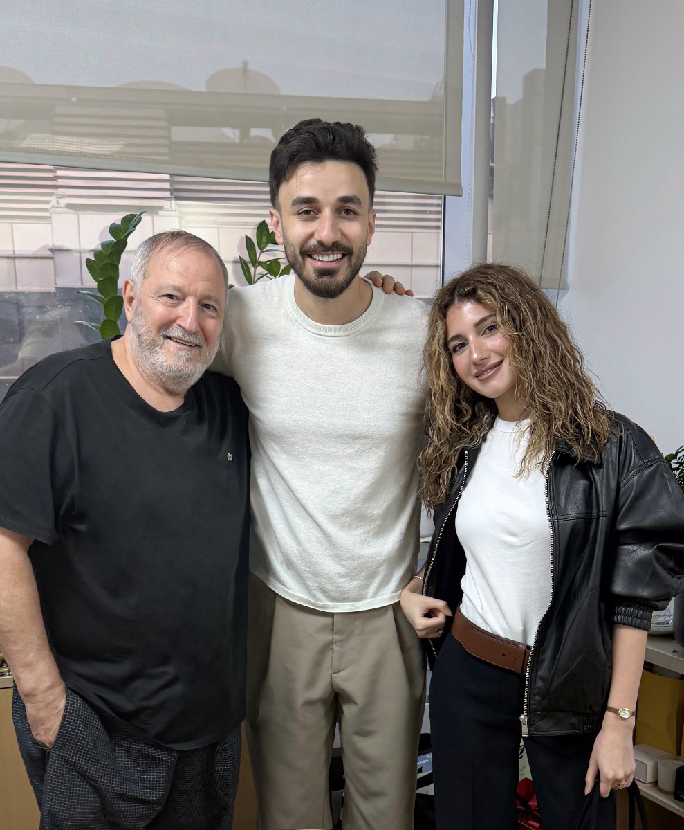 مدير التحرير عدنان الكاتب مع شيرين عمارة وزوجها أسامة مروة