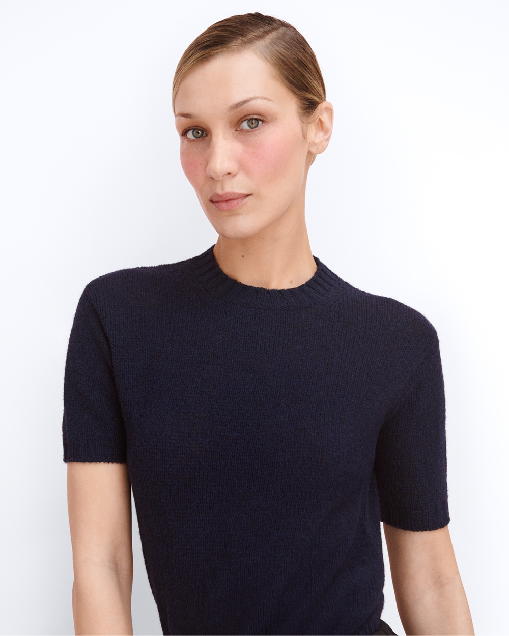 النجمة بيلا حديد في حوار خاص مع "هي" بعد اختيارها أول سفيرة جمال عالمية لدار Prada Beauty 