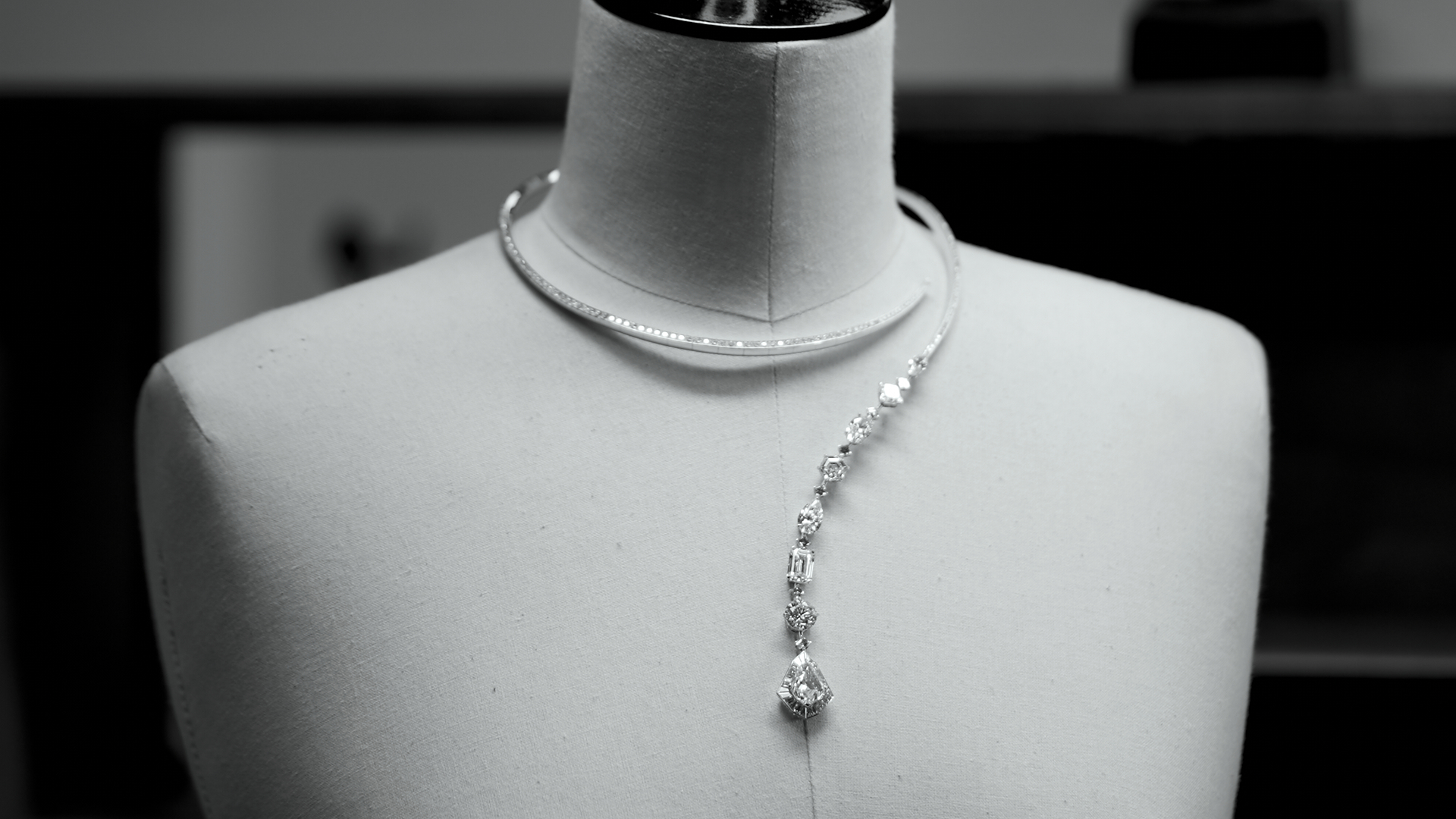 عقد مرصّع بماسة بوزن 5.1 قيراط بقطع الطائرة الورقية