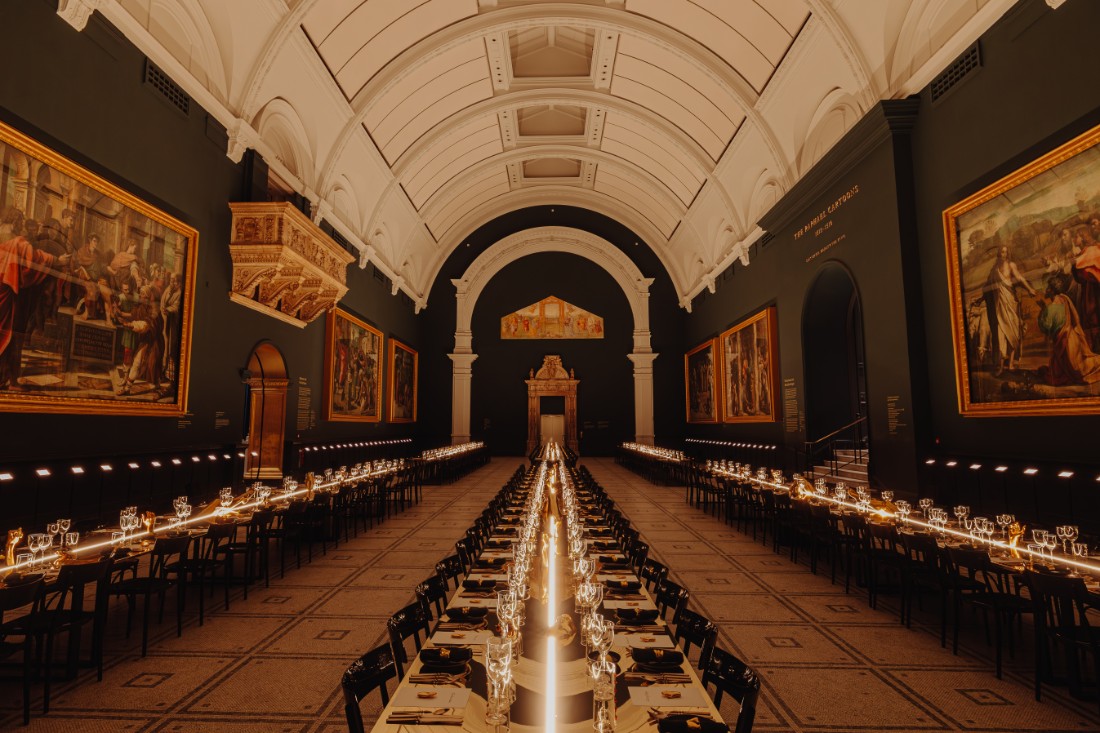 في "قاعة رافائيل" العريقة في متحف "فيكتوريا وألبرت" اجتمع نخبة من رواد الفن والموضة في أجواء ساحرة