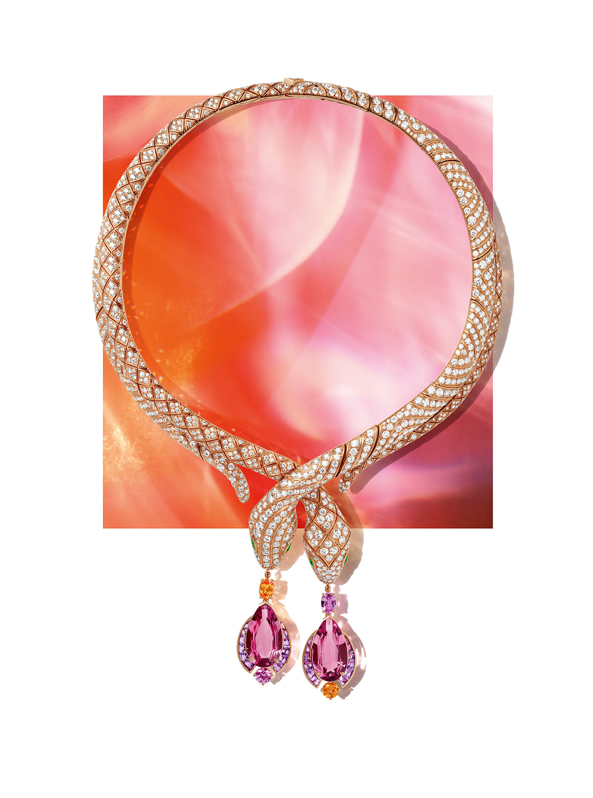 قلادة فاخرة مرصة بالاحجار الكريمة من مجموعة BVLGARI POLYCHROMA