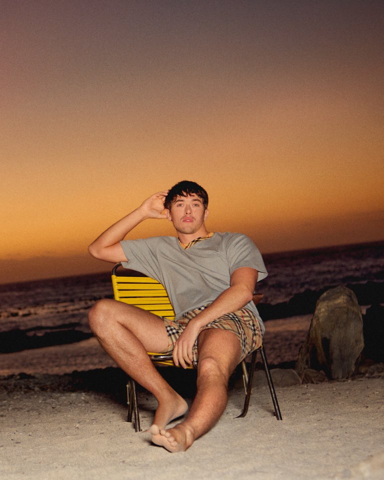 Burberry تكشف عن تشكيلتها من الأزياء الراقية لموسم صيف 2026