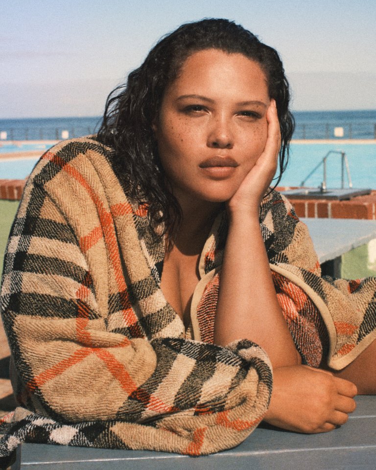 Burberry تكشف عن تشكيلتها من الأزياء الراقية لموسم صيف 2026