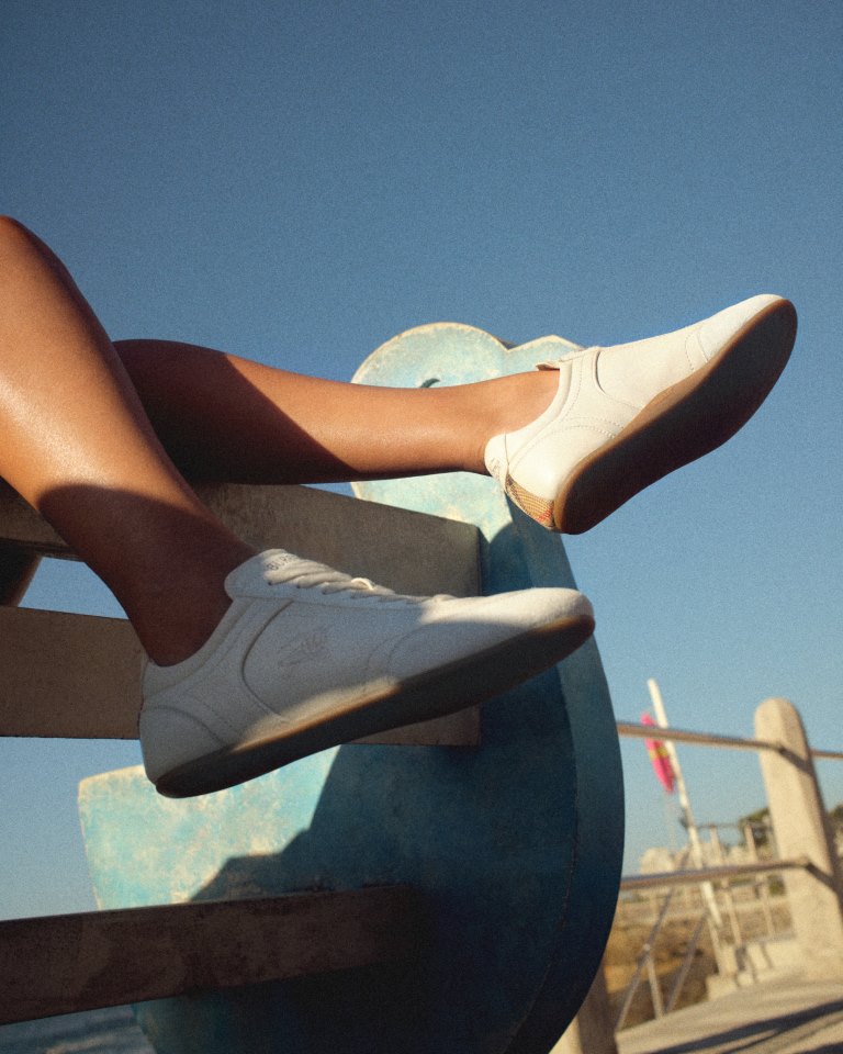 Burberry تكشف عن تشكيلتها من الأزياء الراقية لموسم صيف 2026