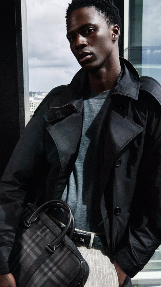 BURBERRY تقدم تشكيلتها لموسم خريف 2026 بحملة ترويجية مبتكرة