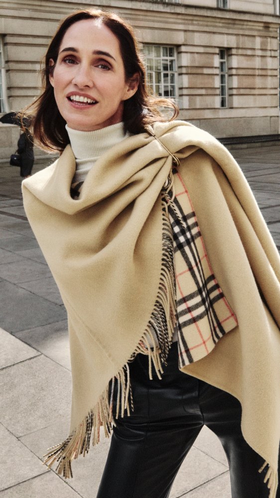BURBERRY تقدم تشكيلتها لموسم خريف 2026 بحملة ترويجية مبتكرة
