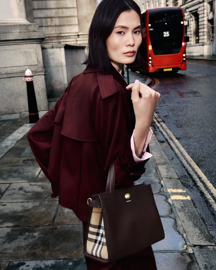 BURBERRY تقدم تشكيلتها لموسم خريف 2026 بحملة ترويجية مبتكرة