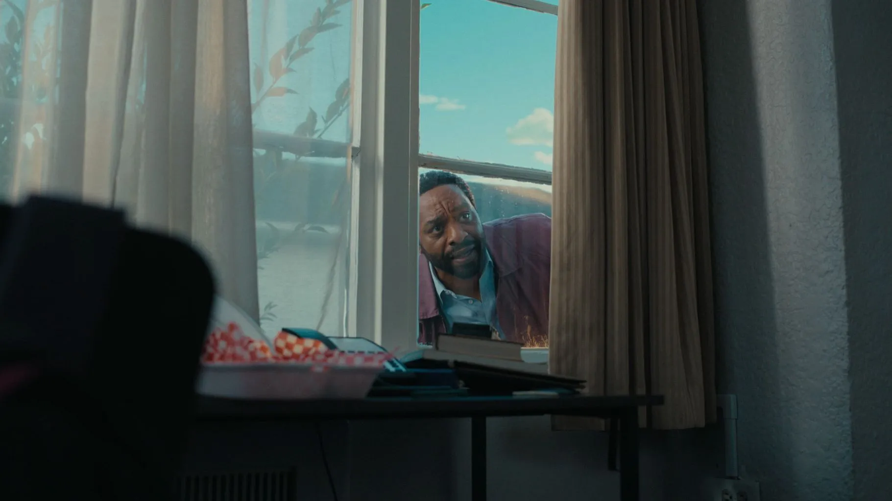 يصعب النظر للفيلم باعتباره اقتباسًا سينمائيًا تقليديًا لظاهرة ناجحة على الإنترنت