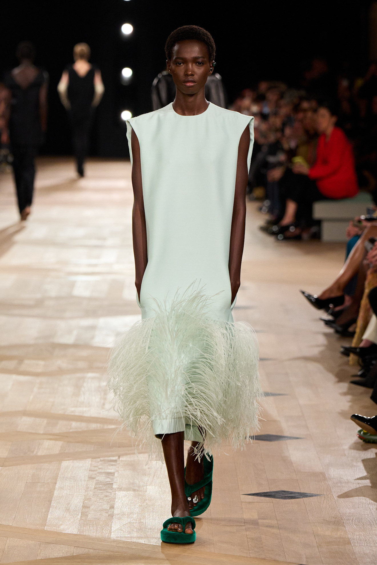 Balenciaga الريش مع اللون الأبيض في فستان من