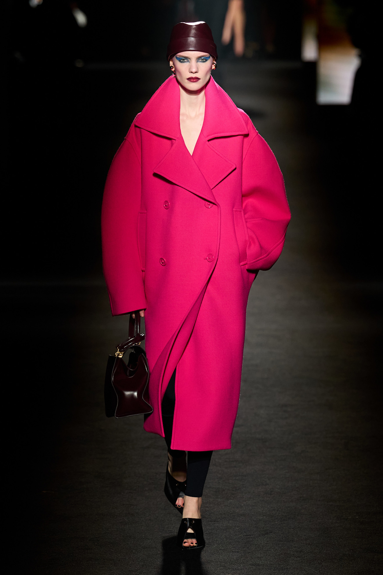 Balenciaga جرأة ألوان الخريف في تدرجات اللون الفوشيا