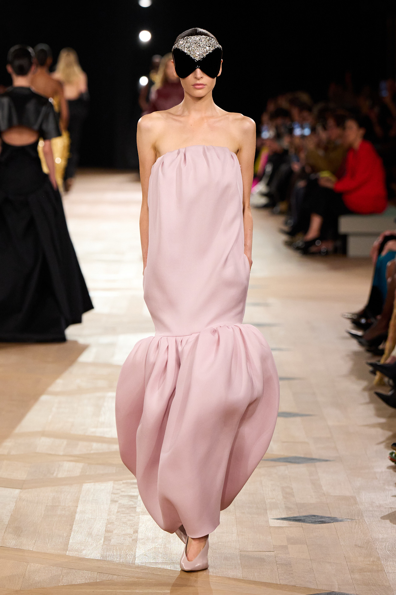  فساتين من فن النحت المعماري من Balenciaga