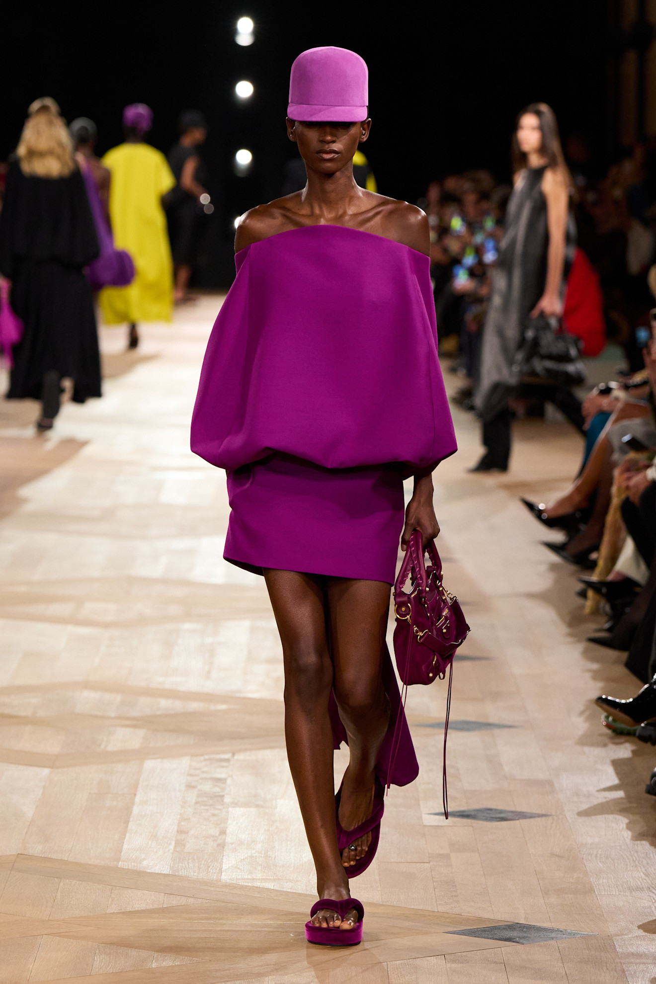Balenciaga فستان بنفسجي مكشوف الأكتاف من