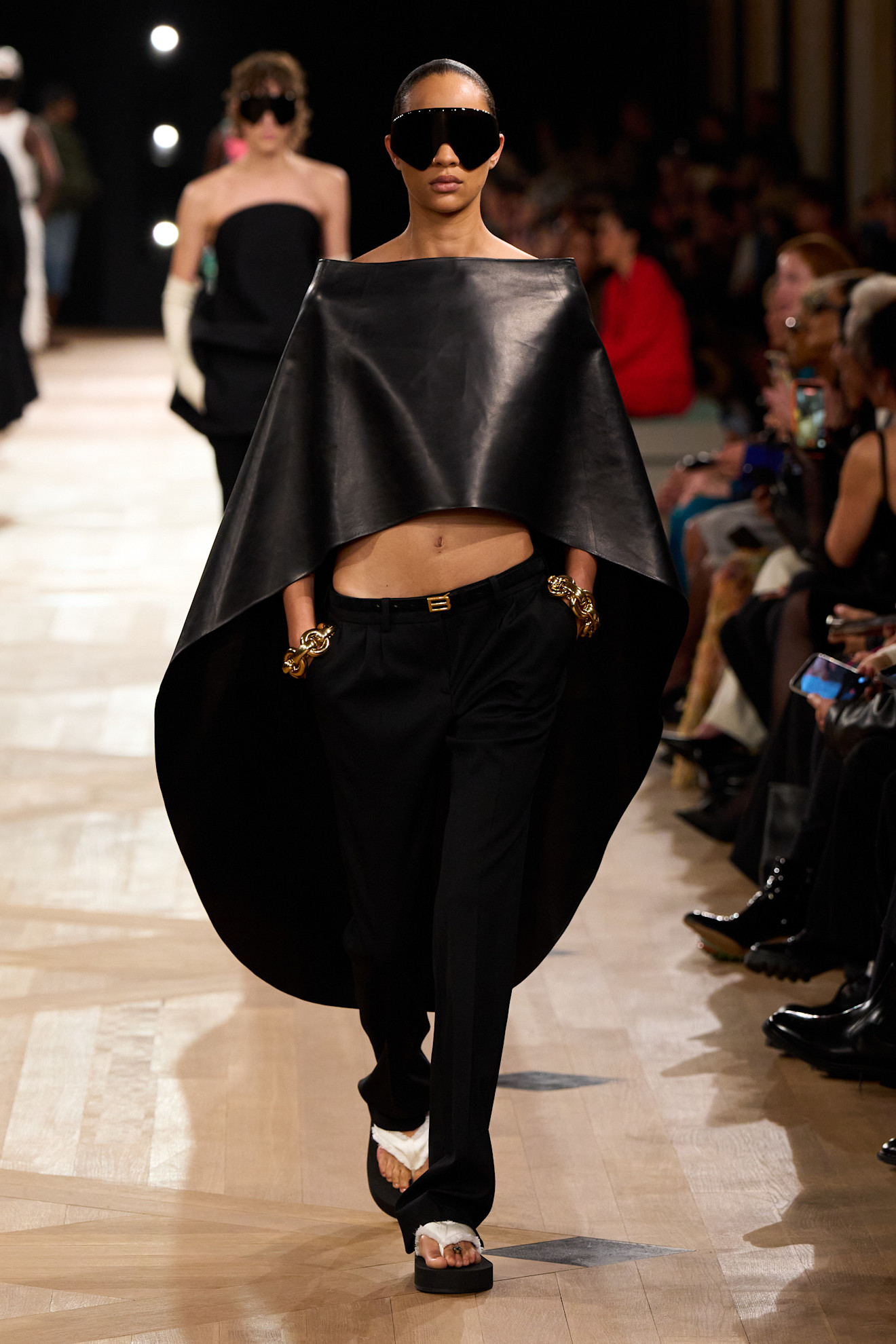 Balenciaga فن النحت المعماري في تصاميم الأكمام من