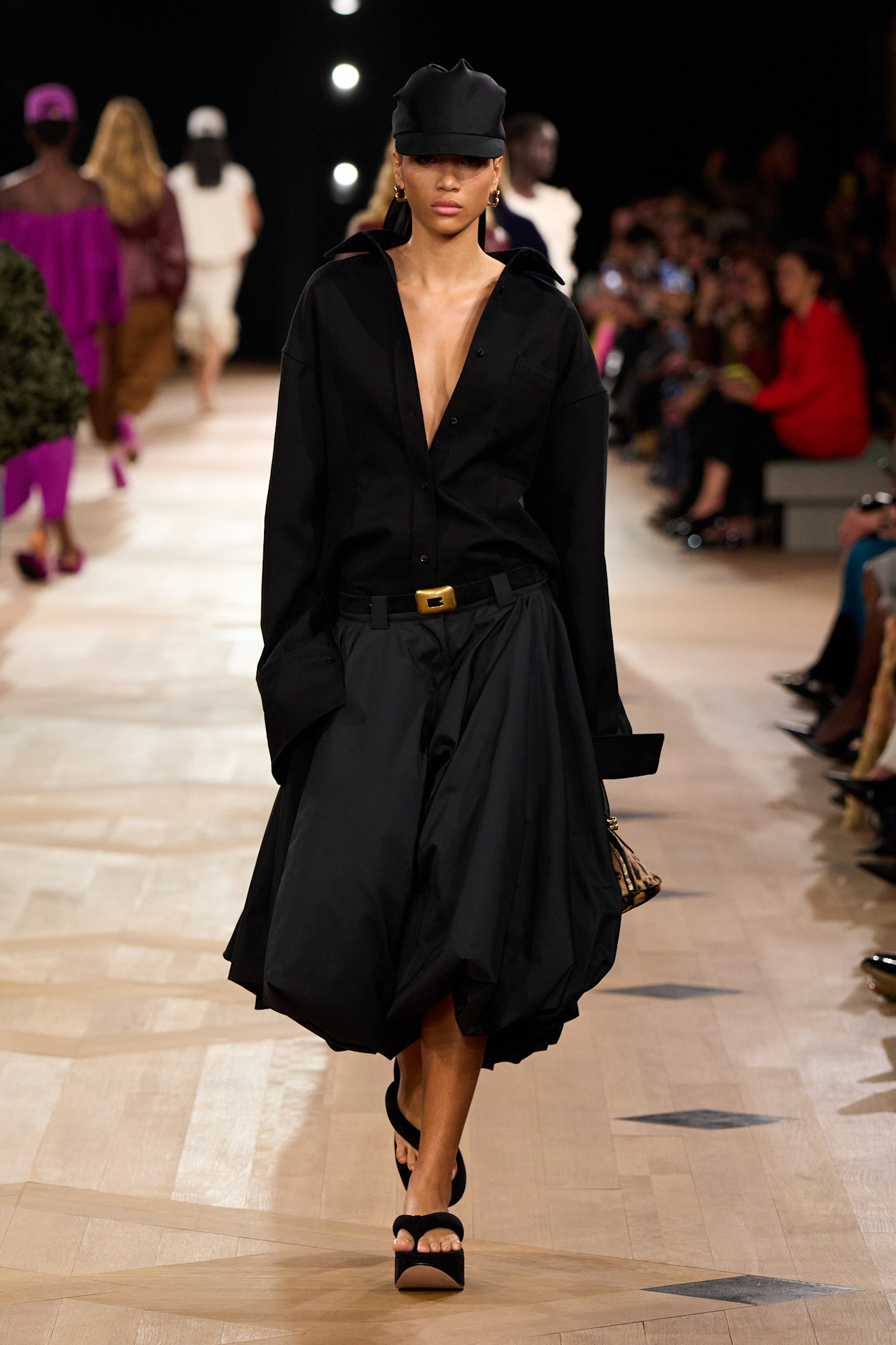 Balenciaga كلاسيكية في تنسيقات التنورة البالون من