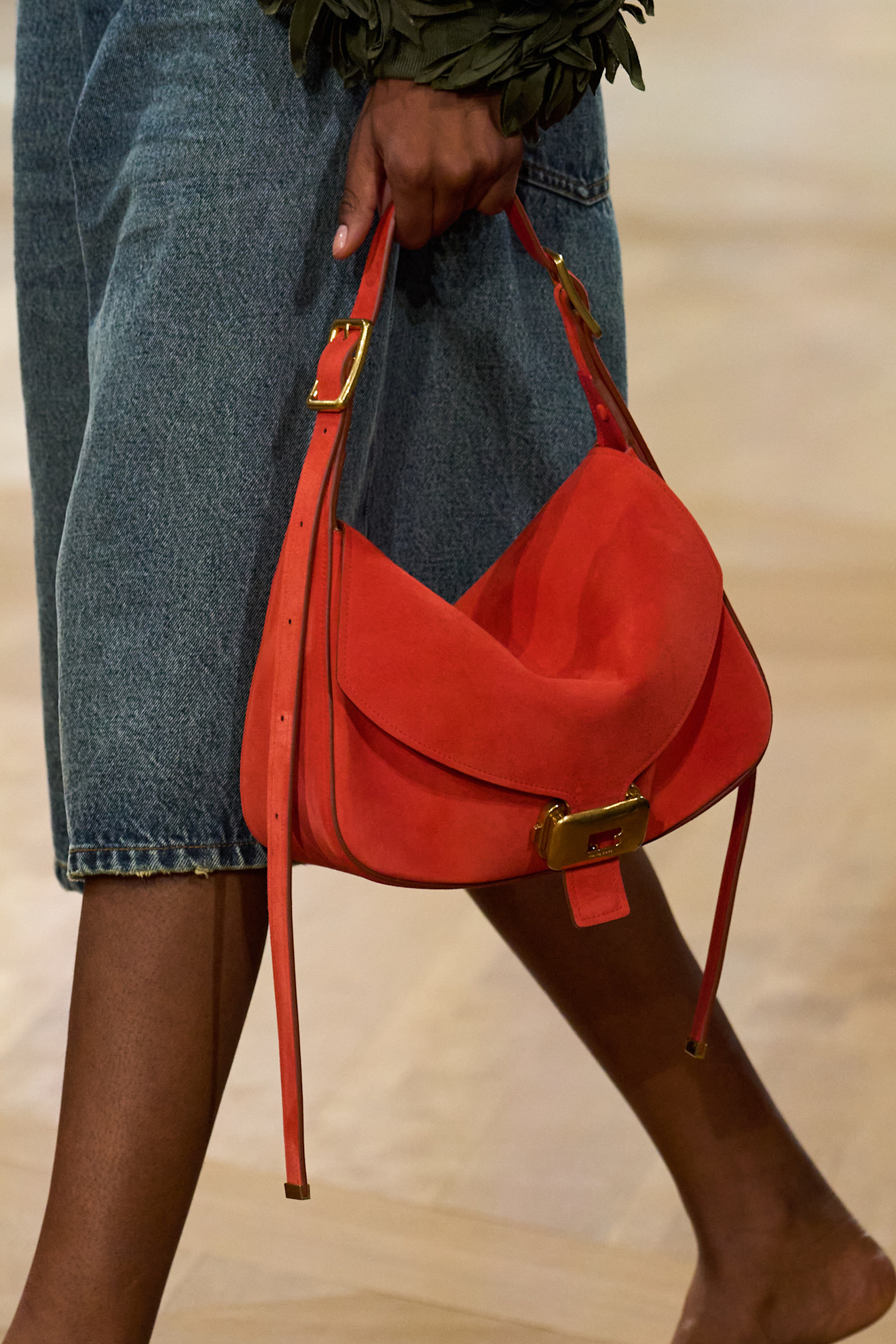 Balenciaga لون الحقيبة مهم عند اختيارها وهذه حقيبة من