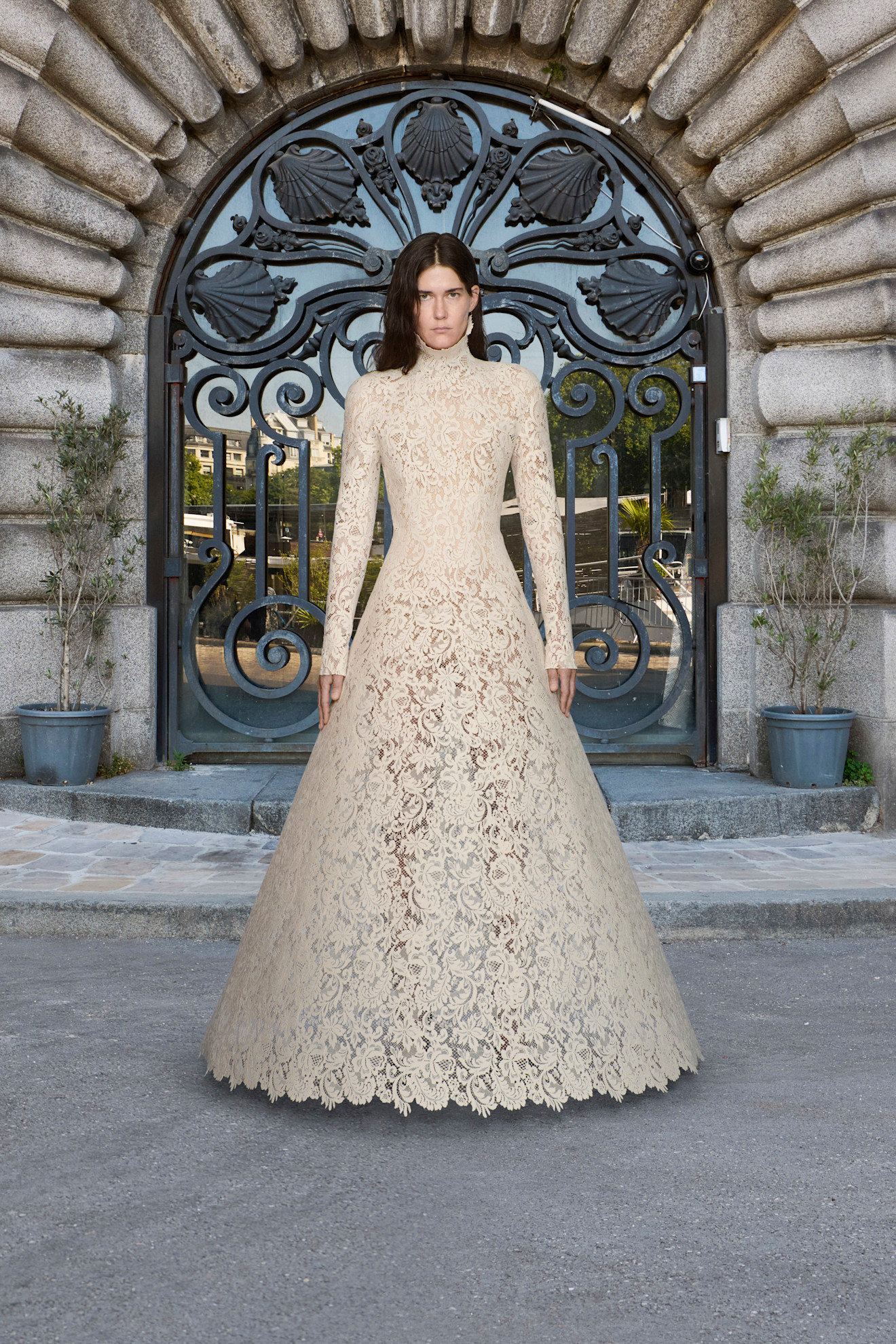 من عرض أزياء "بالنسياغا" Balenciaga للأزياء الراقية لموسم خريف وشتاء 2025-2026