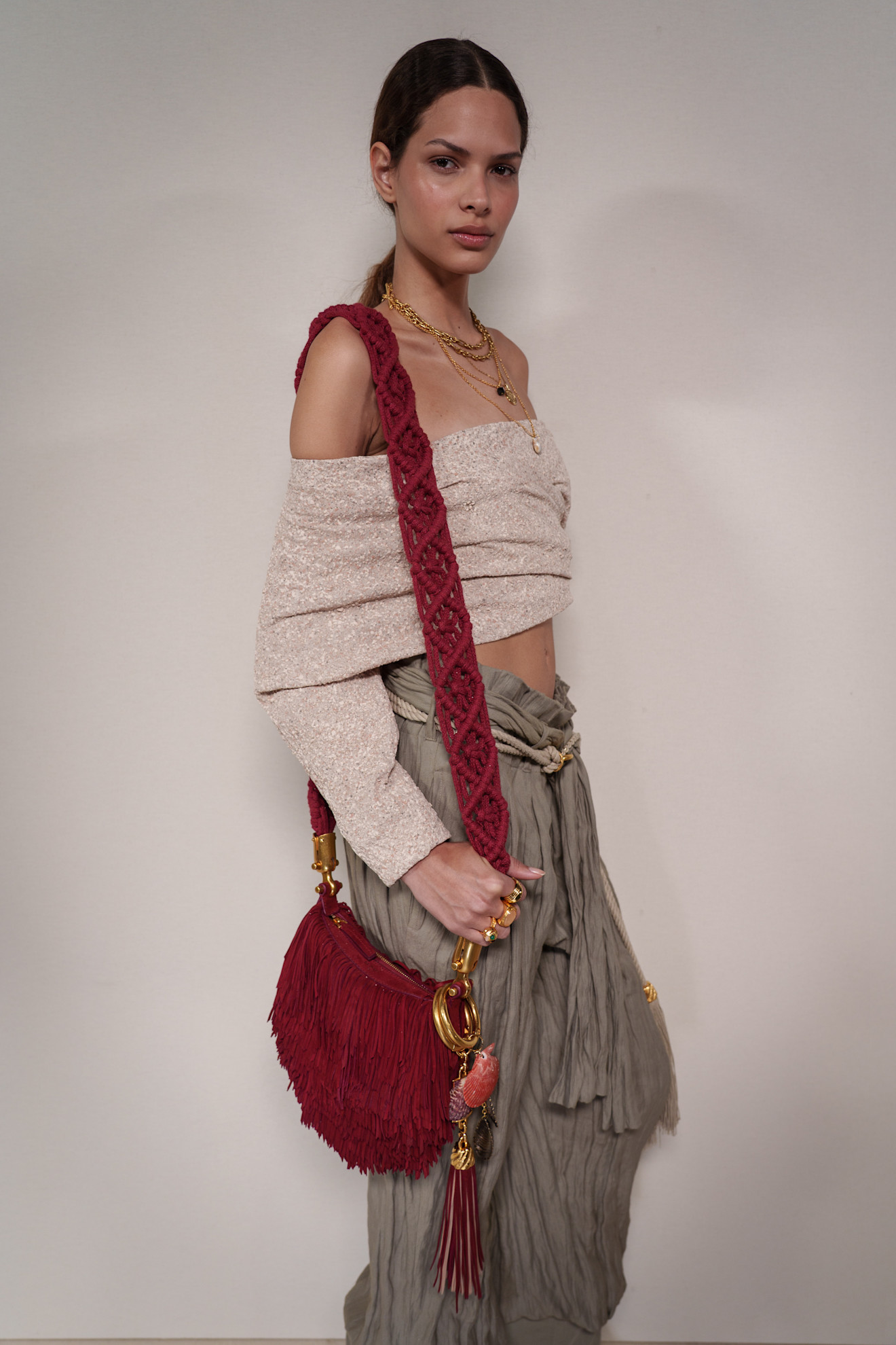 Balmain تنسيق موضة الأوف شولدر بإطلالة يومية من