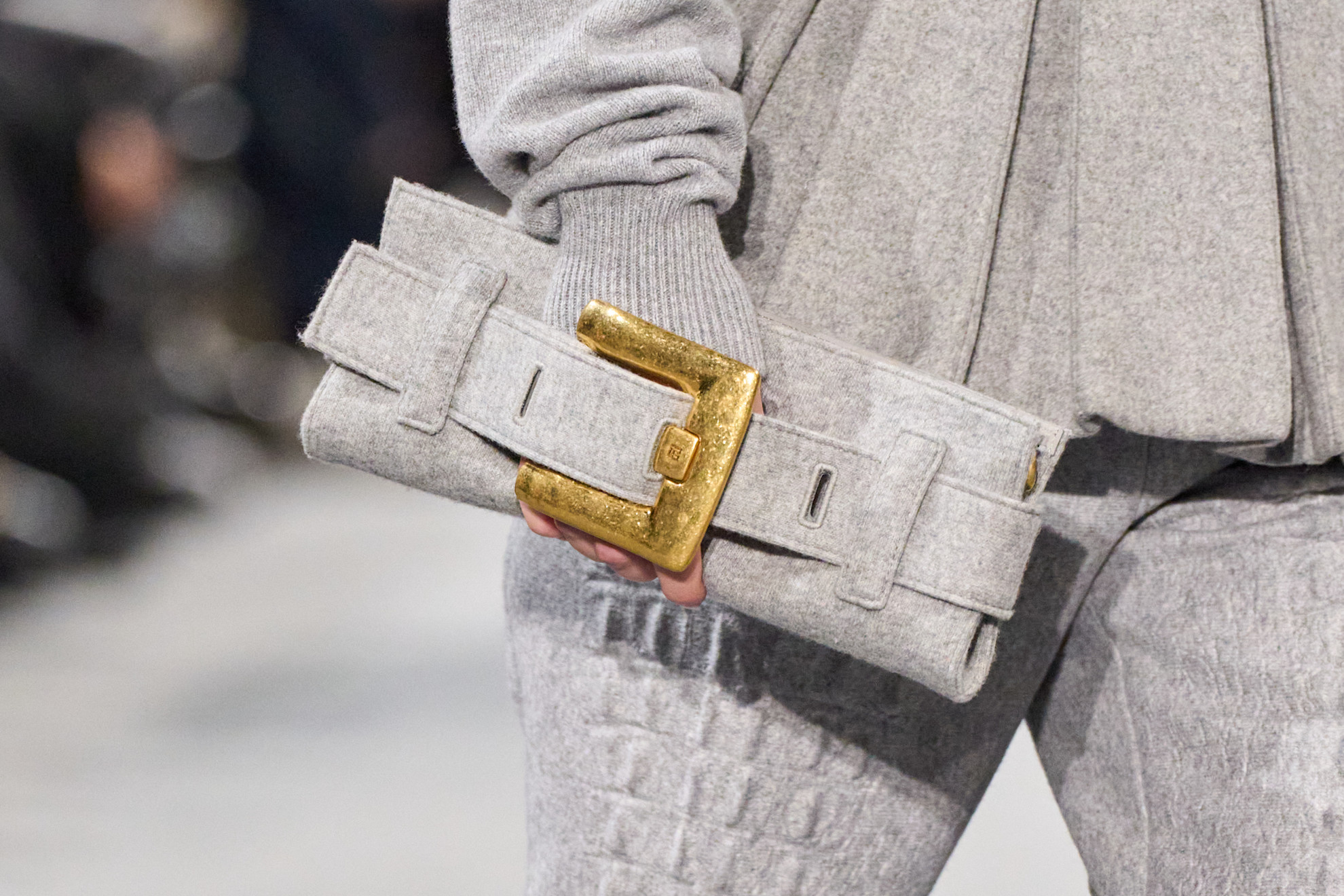 Balmain حقيبة الباغيت باللون الرمادي من