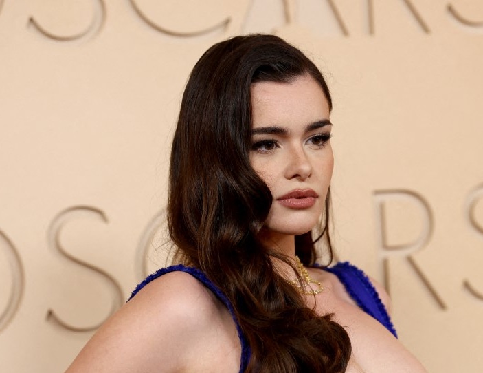 إطلالة الجميلة Barbie Ferreira بالمكياج الكحلي