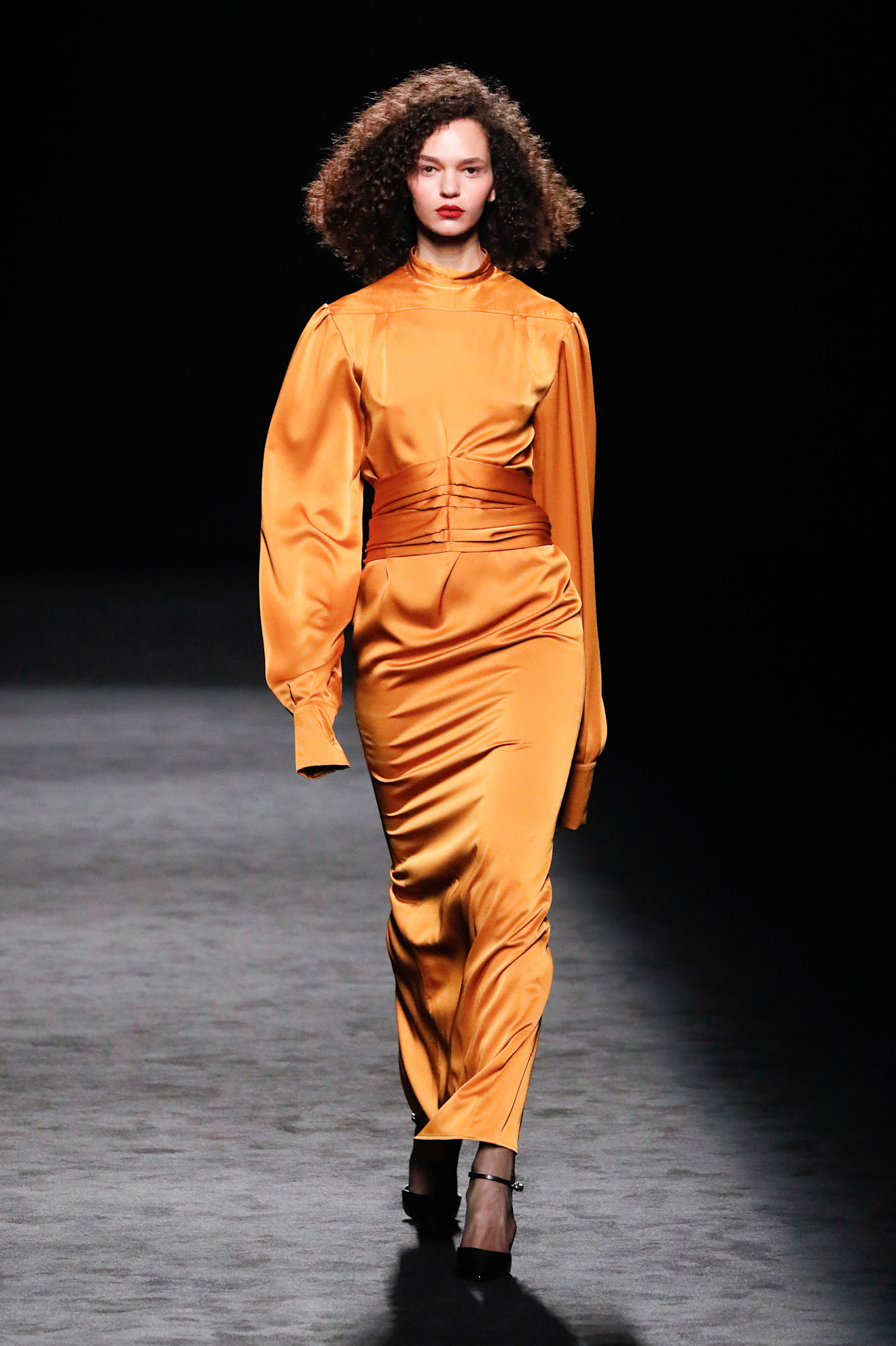 فساتين مرجانية بقصات هندسية