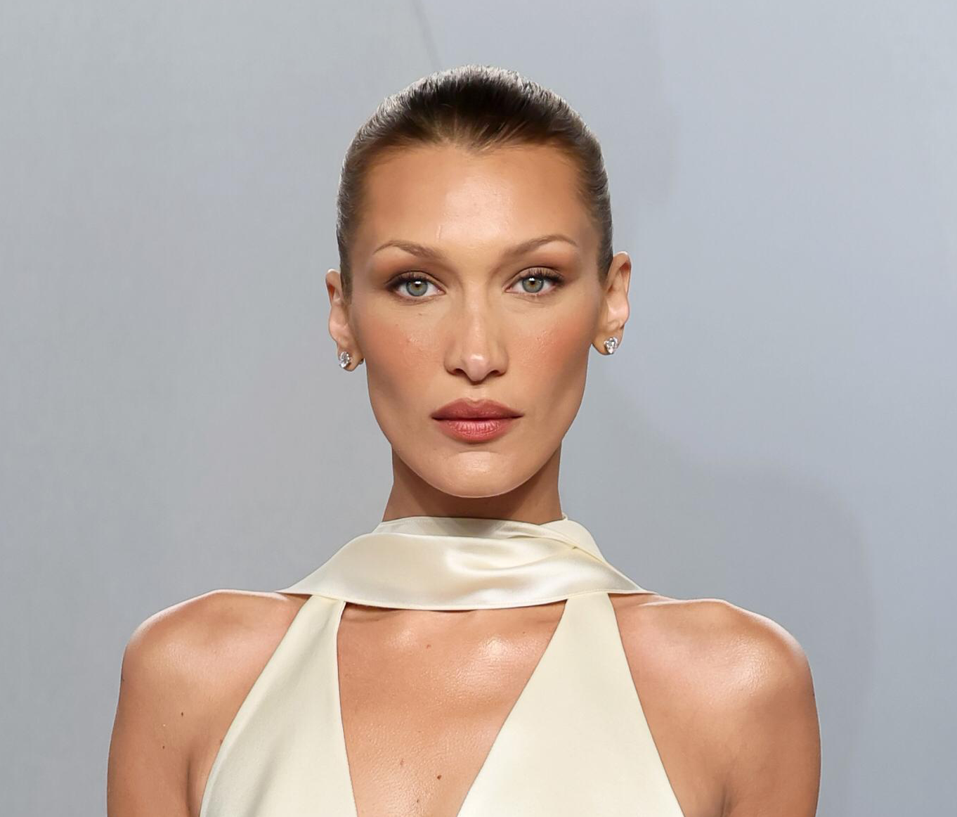 بيلا حديد ..إطلالة من ابتكار خبيرة المكياج ناديا طايع