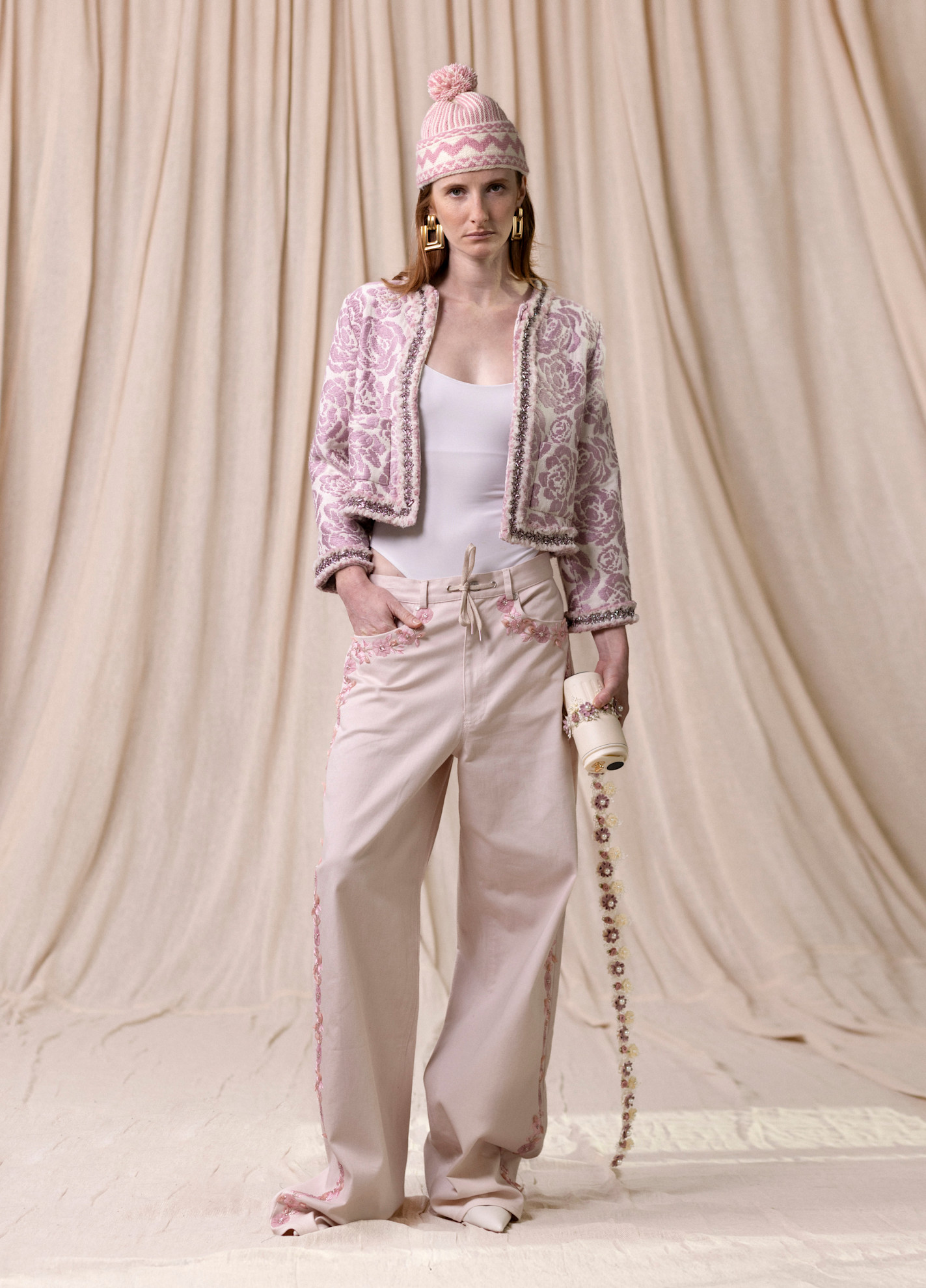 موضة البنطلون البيج بأقمشة الجينز الفاتحة