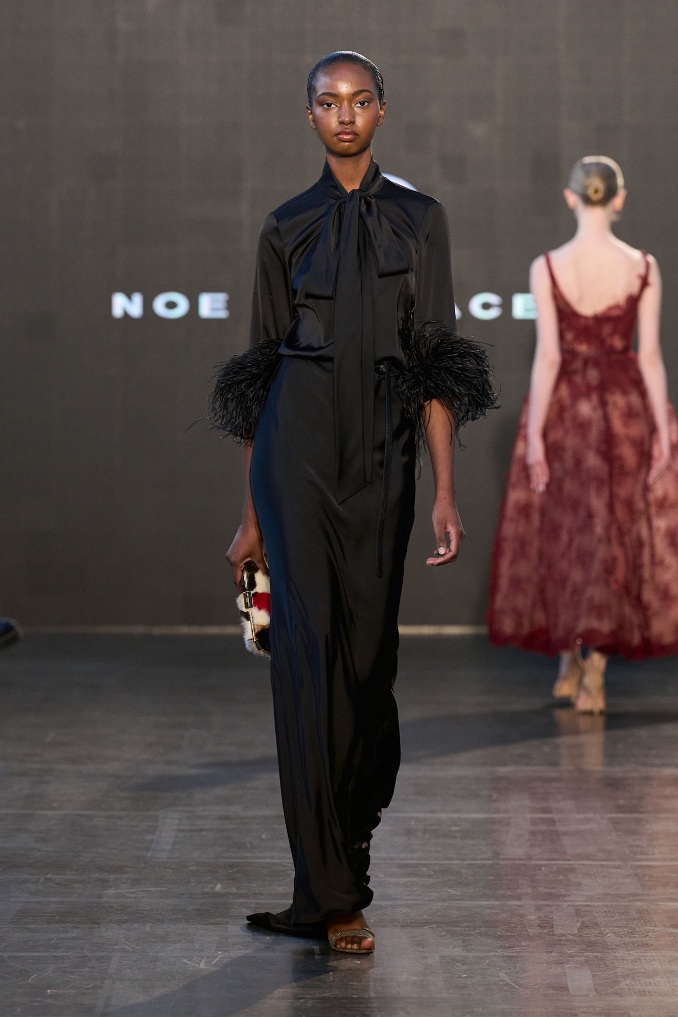 Bernecelli جمبسوت كلاسيكي مع لمسة من الريش