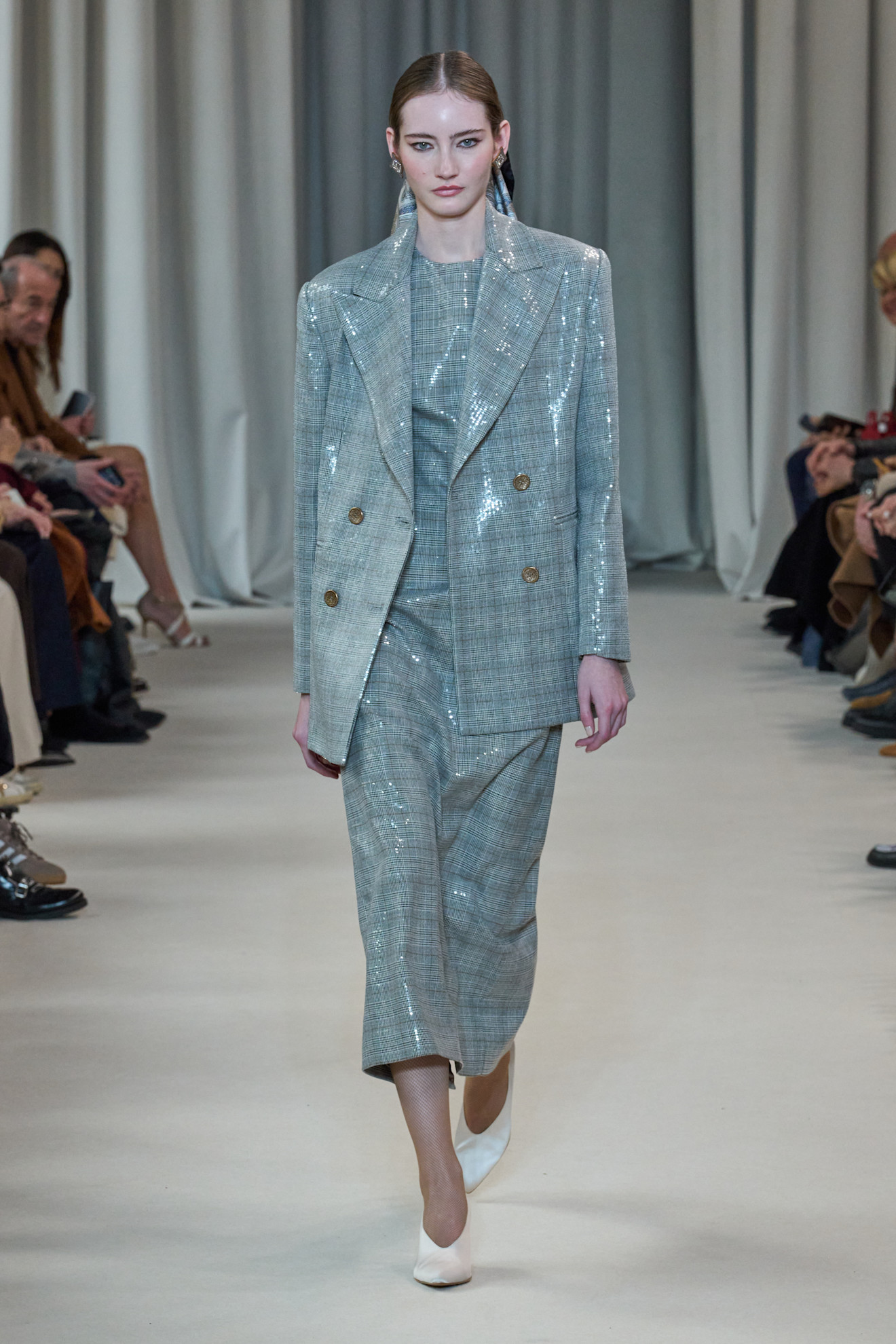 Biagiotti الإطلالة الكلاسيكية البراقة لطقم بنقشة المربعات من