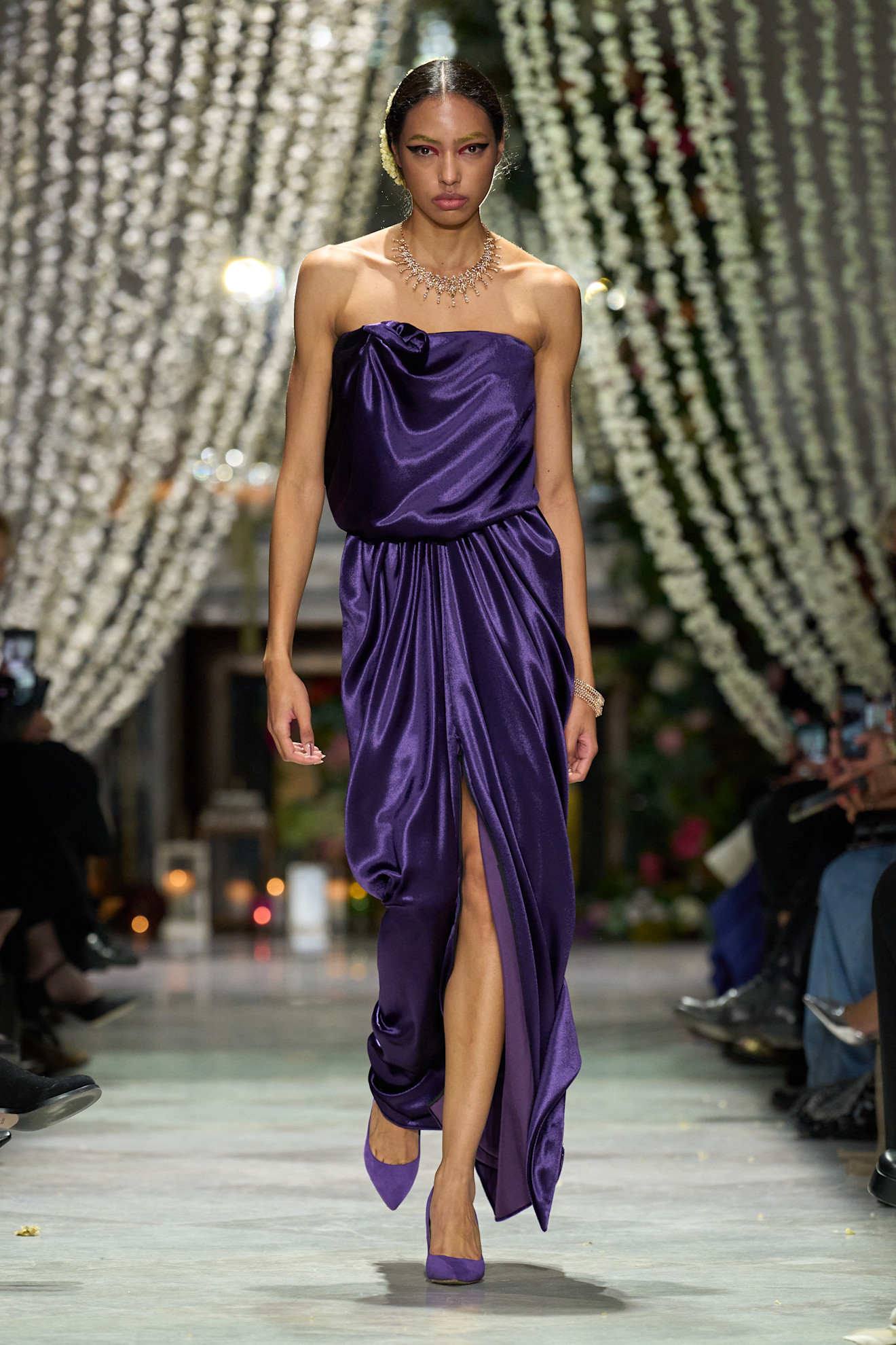 فساتين بنفسجية داكنة مع أقمشة الساتان