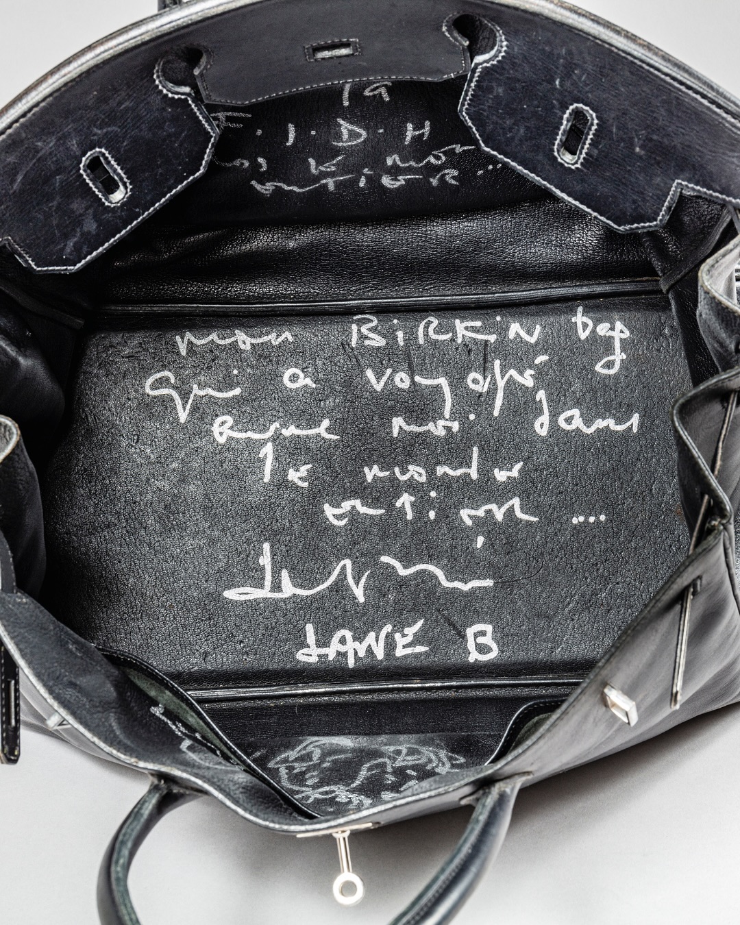 حقيبة "Le Birkin Voyageur" تحمل رسالة داخلها كتبتها الممثلة بنفسها